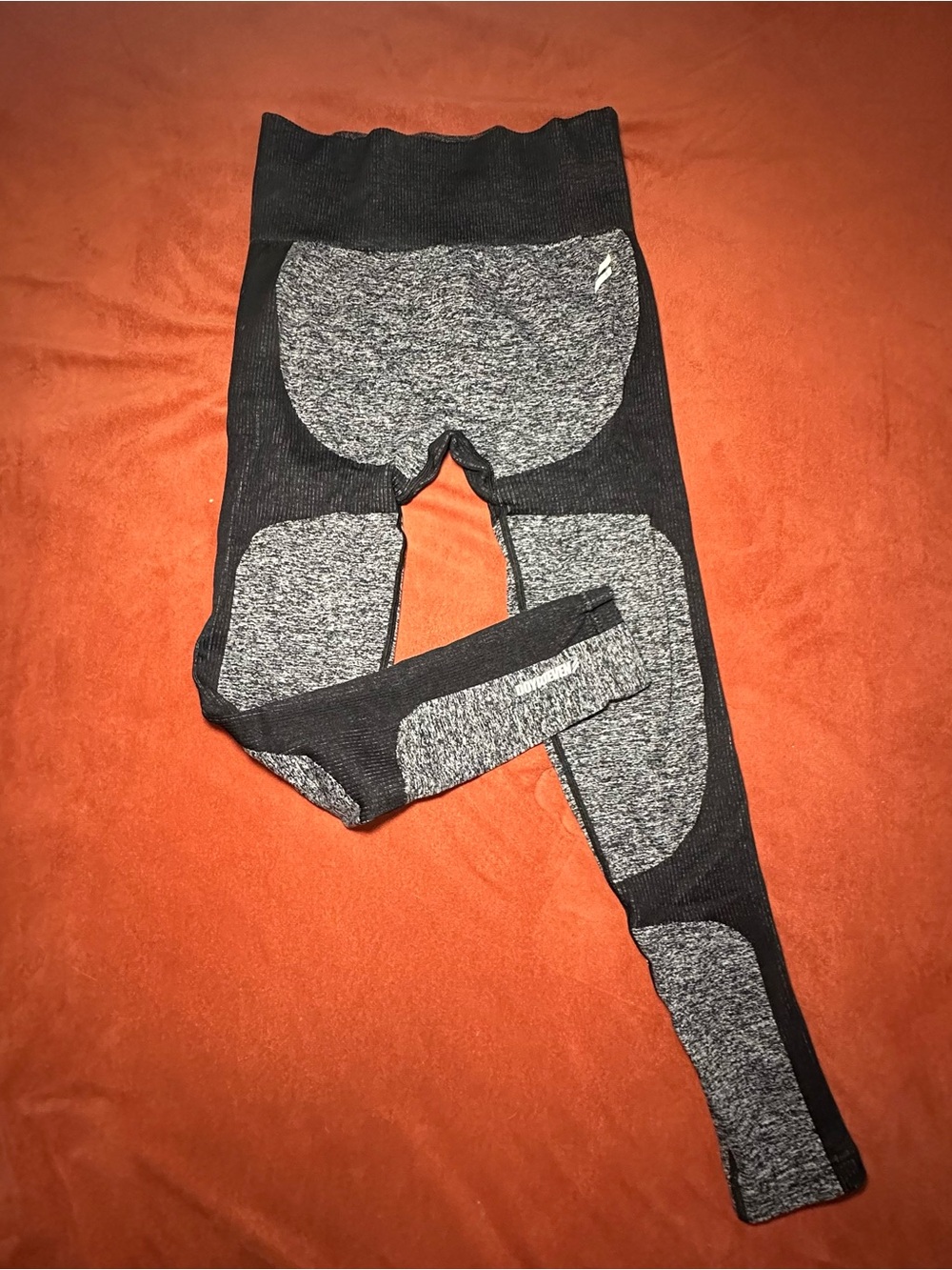 DOYOUEVEN Seamless Leggings in Black and Gray Contrast Panels